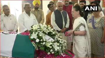 Sonia pays tribute to Atal Bihari Vajpayee