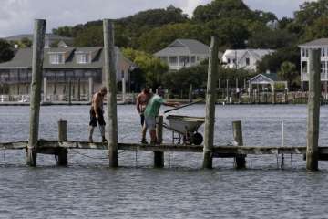 Hurricane Florence closes in on Carolinas