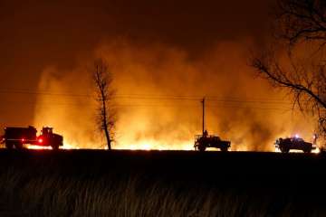 Plane crash ignites wildfire in US 