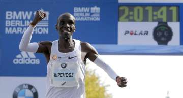 Eliud Kipchoge sets new world record in Berlin marathon win