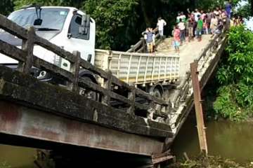 ?
"A canal bridge in Siliguri's Phansidewa collapsed early morning today. More details awaited," ANI tweeted a while back.?