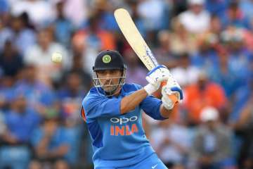Sunil Gavaskar advices MS Dhoni to play domestic cricket to get back in form