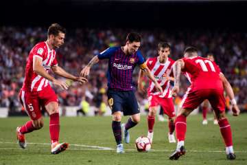 10-man FC Barcelona hold Girona 2-2; Messi sets new record