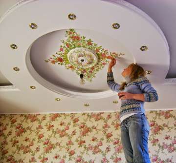 Stylish yet 4 easy ways to decorate ceiling this festive season