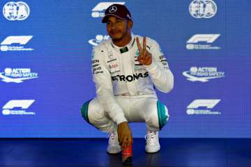 Lewis Hamilton takes pole for Singapore GP