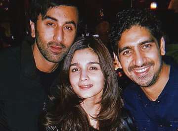 Alia Bhatt chills with Ranbir Kapoor and Ayan Mukerji