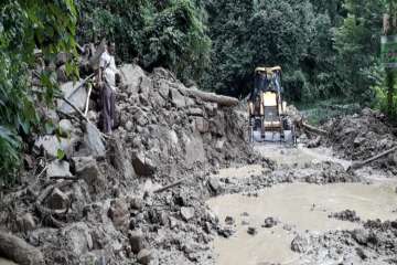 West Bengal: Heavy and incessant rainfall results in landslides at various places on National Highway 31(a) and NH-10, including Sevoke in Darjeeling district; Road clearing operation underway.