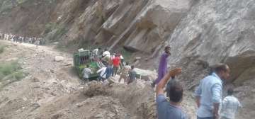 Landslide blocks Jammu-Srinagar national highway