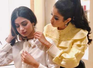 This picture of Janhvi Kapoor showering love on sister Khushi Kapoor will make your day