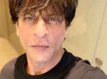 Shah Rukh Khan's after-bath selfie is too hot to handle