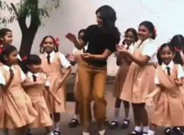 Priyanka Chopra dances to Aayush-Warina’s song Chogada with little girls