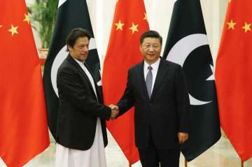 Chinese President Xi Jinping (R). Pakistani Prime Minister Imran Khan (L)