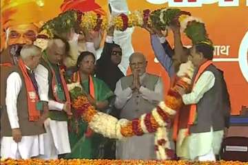 Addressing poll rally in Nagaur earlier in the day, PM Modi took a jibe at the 'naamdaar' Congress party and said that he was a commoner and was not born with a golden spoon.