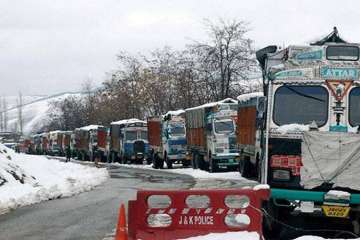 Heavy snowfall blocks Mughal road in J-K