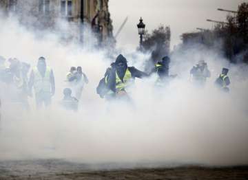 Violent protests in Paris