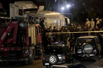 Bomb strikes tourist bus near Egypt’s Giza pyramids