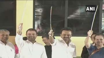 Sonia Gandhi unveils Karunanidhi's statue in Chennai