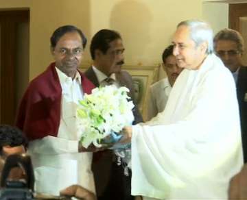 KCR meets Naveen Patnaik in Odisha