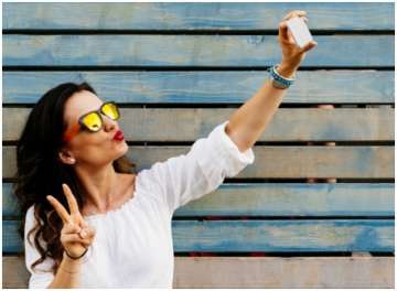 Digital age spreads new health problem among youngsters; here's to know everything about Selfie Wris