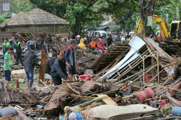 Indonesia tsunami: Death toll reaches 373, likely to go up as grieving nation searches its missing