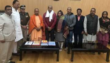  
 
Family of Inspector Subodh Singh met Chief Minister Yogi Adityanath and UP DGP OP Singh at CM residence in Lucknow. (Photo/ANI)