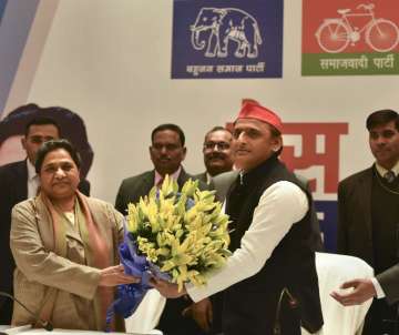 Mayawati with Akhilesh Yadav at SP-BSP joint press conference in Lucknow