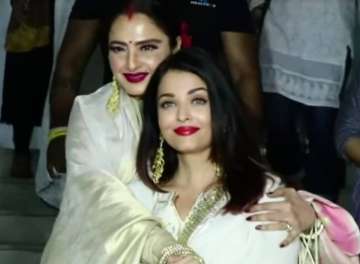 Rekha showers Aishwarya Rai Bachchan with love and kisses 