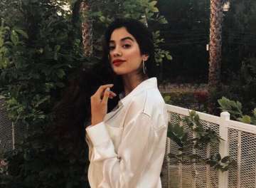 Janhvi Kapoor’s reaction on meeting a fan with her name tattooed will make you laugh