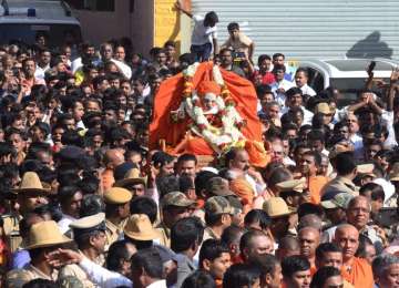 Bengaluru: Devotees carry the body of Hindu spiritual leader Shivakumara Swamiji before being placed for public viewing in Tumkur