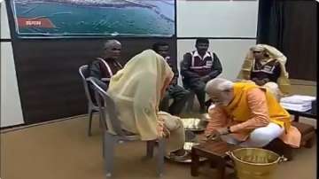 PM Modi washes feet of sanitation workers