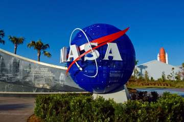 NASA seeks industry help for human lunar landers