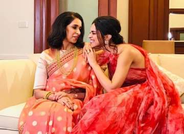Deepika Padukone tries to make her mother Ujjala Padukone smile in these adorable pictures