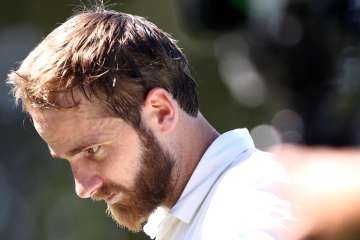 Kane Williamson injures his shoulder during second Test against Bangladesh