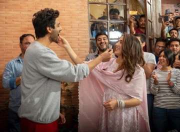 Sara Ali Khan shares adorable moments with Kartik Aaryan as she wrap up Love Aaj Kal 2