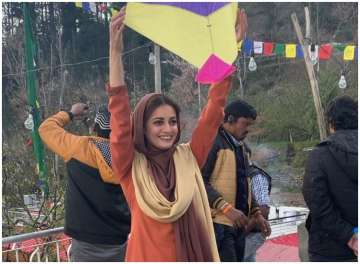 Dia Mirza spotted in Himachal Pradesh, flying a kite while shooting for  web series Kaafir