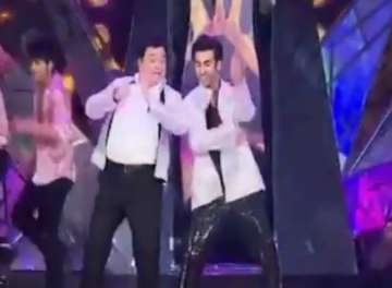 Throwback to when father-son duo Ranbir and Rishi Kapoor fire up the stage with their dance performa