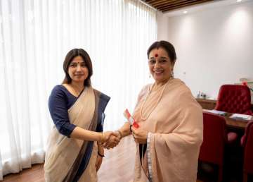 Poonam Sinha joined the party in presence of Dimple Yadav