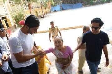  Varun Dhawan helped an old lady to climb stairs, proves to be the true citizen of India