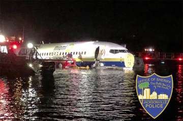 Boeing 737 crashing into river