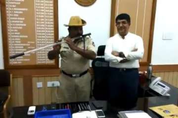 Karnataka cop turns 'lathi' into flute
