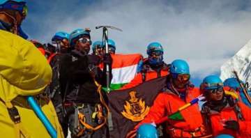 Seven NSG commandos scale Mount Everest