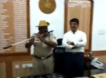 Karnataka cop turns 'lathi' into flute to play folk songs, netizens shower praise