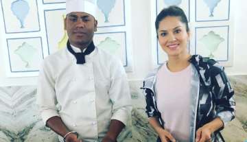 Sunny Leone sets an example for mothers, cooks breakfast for twins in the hotel