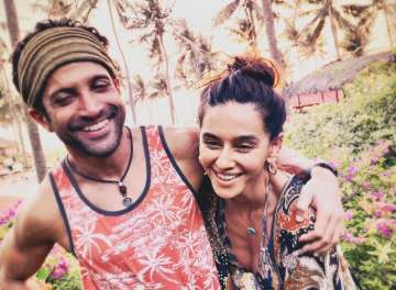 Shibani Dandekar and Farhan Akhtar are perfect beach bums in this latest picture