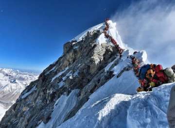Even Everest has a "Traffic Jam" survivor recalls 20-minute wait at 30,000-foot peak