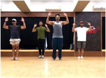 Varun Dhawan can Street Dance aggressively for 17-secs; We call it Challenge of the Week for Dhawan