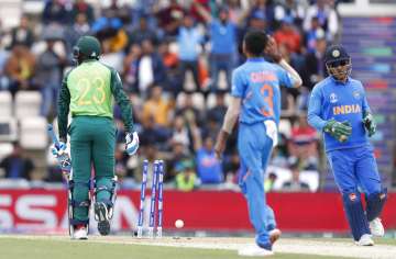 MS Dhoni will have to remove dagger insignia from gloves: ICC