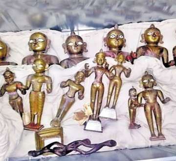 Image of statues 