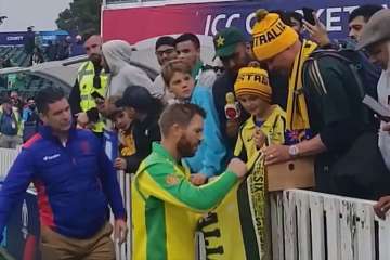 2019 World Cup: Centurion David Warner gifts his Man of the Match award to young Australian fan 