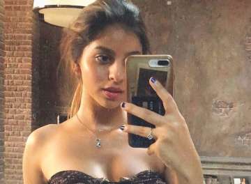 Suhana Khan's mirror selfie with ATM card in the phone cover grabs attention